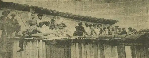 Espectadores de um jogo de futebol no Rio de Janeiro durante a república velha.
