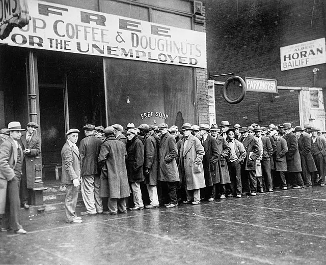 Desempregados fazem fila para receber comida gratuita durante a Crise de 1929, em Chicago.