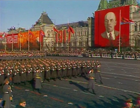 Desfile militar na URSS em 1978. Os altos gastos militares contribuíram para o fim da URSS.