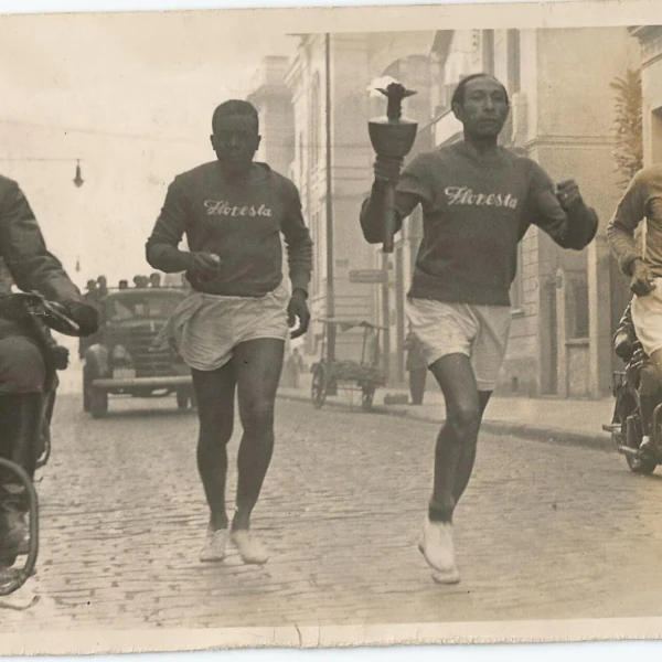 O atleta Alfredo Gomes em cerimônia comemorativa na década de 1940. Fonte: RFI.