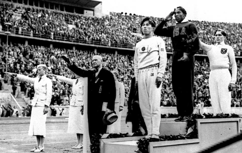 O pódio de Jesse Owens em 1936, em cerimônia na Olimpíada de Berlim.