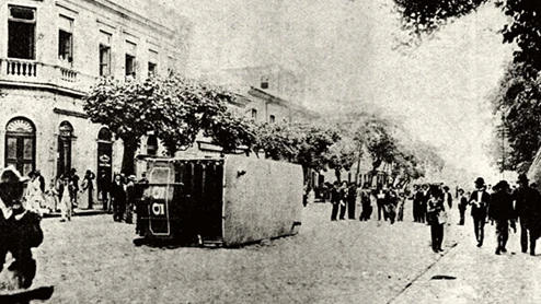 Bonde virado na Praça da República, no Rio de Janeiro, durante a Revolta da Vacina (Wikimedia Commons)